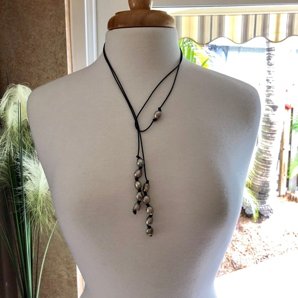 Baroque Grey pearls on leather - Picture 2 of 5